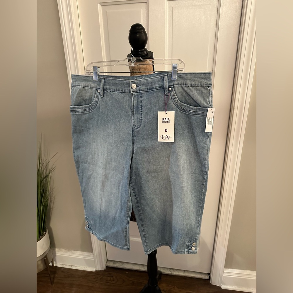 Gloria Vanderbilt knee length shorts